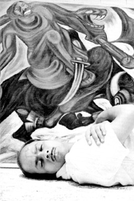 Satish junto a pintura, retrato