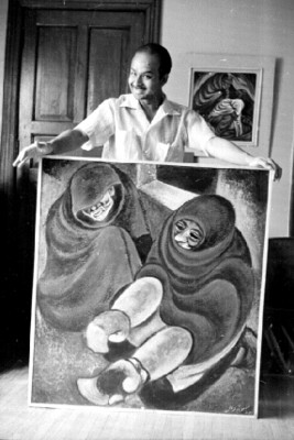 Satish sostiene una pintura, retrato