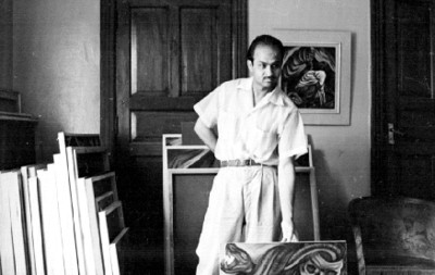 Satish junto a pinturas, retrato