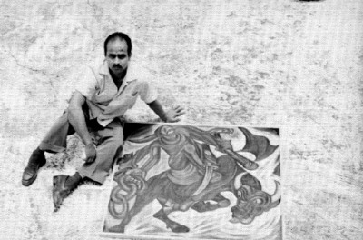 Satish sentado junto a pintura de caballete, retrato