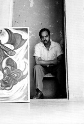 Satish sentado junto a pintura, retrato