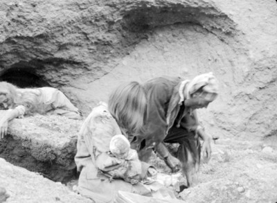 Guadalupe López Toledo y otras actrices afuera de una cueva, escena de la película Los Hombres Cultos