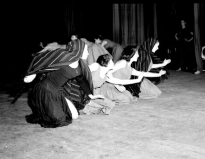 La tierra Bailarines en escenario