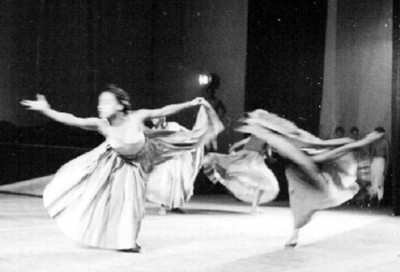 La tierra bailarines en escenario