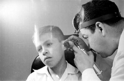 Niño en pruebas de audiología