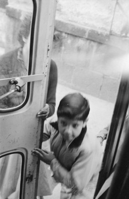 Niño abriendo puerta
