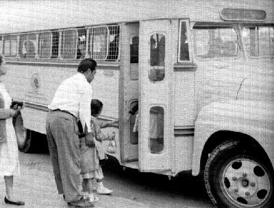 Gente y autobús del Instituto Auditivo Oral