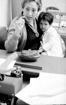 Niño y mujer en consultorio