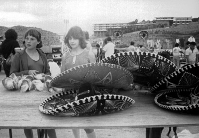 Personas observan artesanías en un puesto