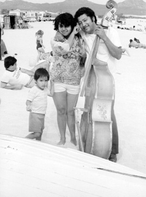 Turistas con un instrumento de cuerda