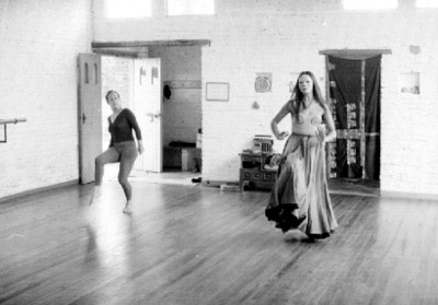 Rocio Sagaón y bailarina ensaya en un estudio