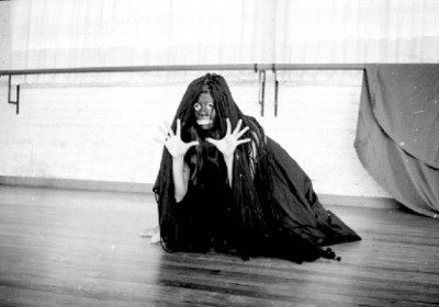 Bailarina con máscara durante ensayo