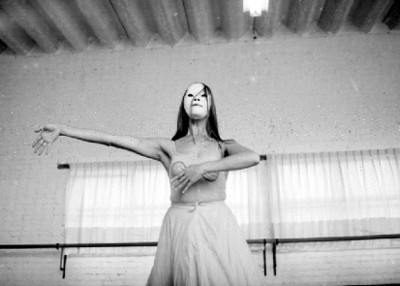 Bailarina Ensaya Coreografía de María Parda