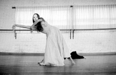 Bailarina Ensaya Coreografía de María Sagaón