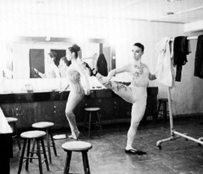 Bailarinas Realizan Calentamiento en un Camerino