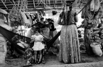 Mujeres y niños huaves en su vivienda