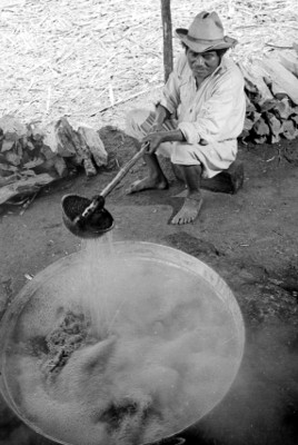 Hombre lacandón haciendo labores domesticos