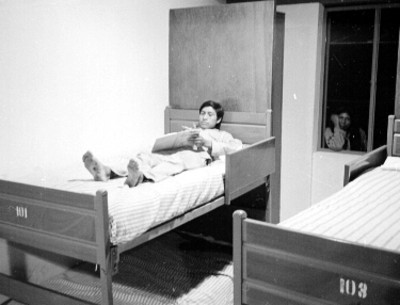 Lacandon lee acostado en un dormitorio