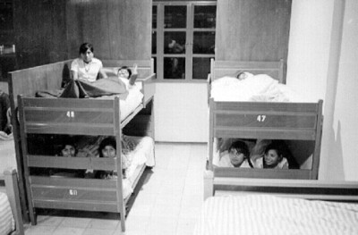 Niños lacandonesen un dormitorio
