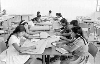 Niñas en un taller de corte y confección