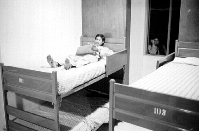 Lacandón lee acostado en un dormitorio