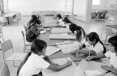 Niños lacandones en una clase de corte y confección