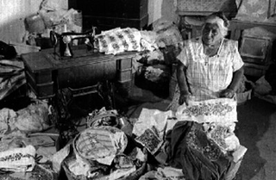 Mujer bordando
