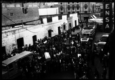 Gente humilde durante un cortejo fúnebre en una calle, toma en picada