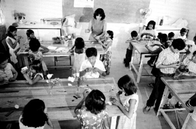 Niños chontales en un taller de manualidades