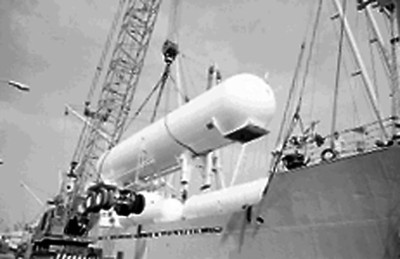 Grua del buque, bajando pipa