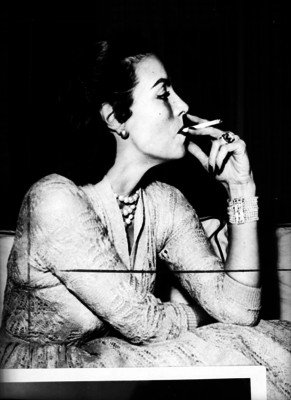 María Félix, actriz, fumando en una oficina
