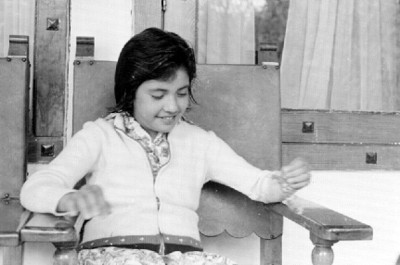 Niña en el interior de su casa