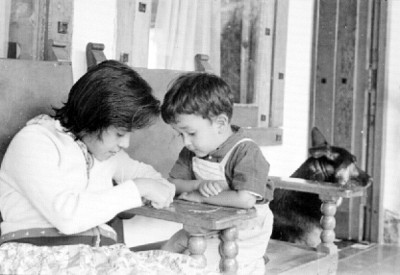 Niños en el interior de su casa