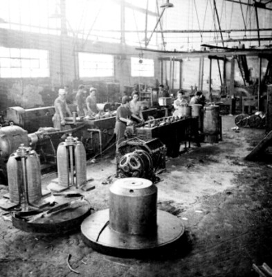 Obreros trabajando en máquinas