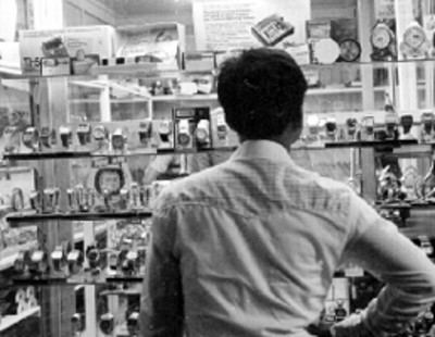 Hombre observa aparador con relojes para mano