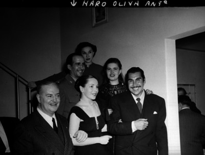 Emilio Indio Fernández, Antonio Haro Oliva y actores en las escaleras de una casa, retrato de grupo