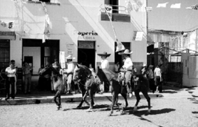 Charros a caballo en una calle del poblado de Campostela, durante la campaña electoral de Miguel de la Madrid