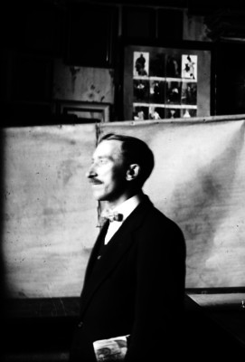 Mario Fernández de traje en un estudio fotográfico, retrato