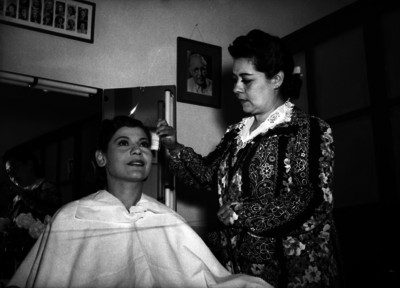 Fraustita maquillando a una actirz en un camerino