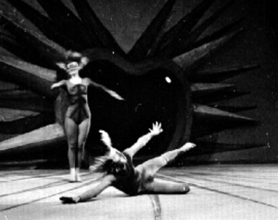 Pareja de baiularines interpretan danza de ballet