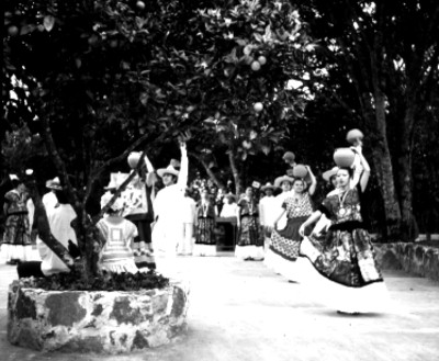 Bailarines interpretan danza tehuana con ollas de barro