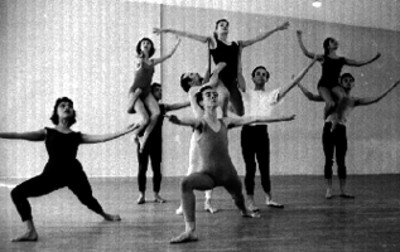 Bailarínes de ballet ensayan coreografía