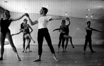 Integrantes de Ballet ensayan coareografía