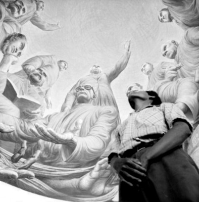 Pablo O'Higgins junto a su mural La maternidad y la asistencia social