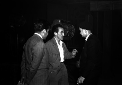Gabriel Figueroa conversando con un director de cine en un estudio cinematográfico