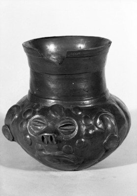 Vasija decorada con figura antropomorfa
