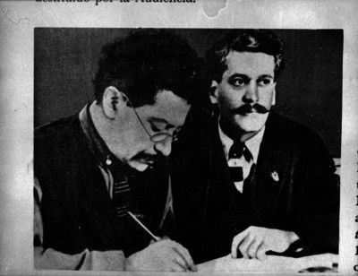 Ricardo y Enrique Flores Magón redactando un documento