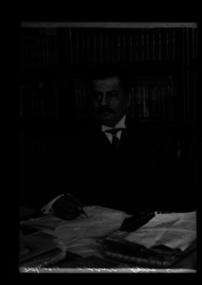 Jesús Flores al parecer redactando documentos en un estudio