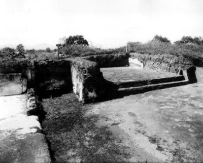 Patio y muros de un conjunto habitacional durante su excavación