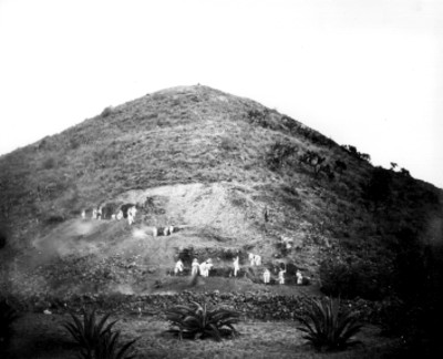 Hombres realizan trabajos de excavación en la Pirámide de la Luna